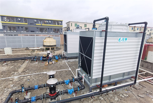 工業型冷卻塔選型時的注意事項(小型冷卻塔型號及參數選擇)今天江帆冷卻塔廠家的小編給大家介紹下工業型冷卻塔選型時的注意事項: 1.工業型冷卻塔的塔體結構材料要穩定、經久耐用、耐腐蝕、組裝配合準確;